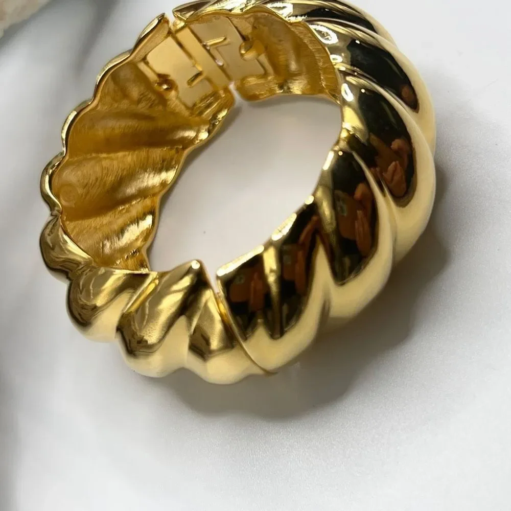 Polished Gold Twist Bangle Hinged Bracelet Kenneth Jay Lane - Picture 4 of 12